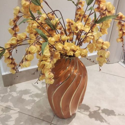 Decorative vase set like new with orange vase and yellow flowers