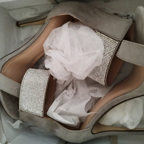 Ideal Shoes Castor Style Sandals New, Rhinestones, Size 38, Gray