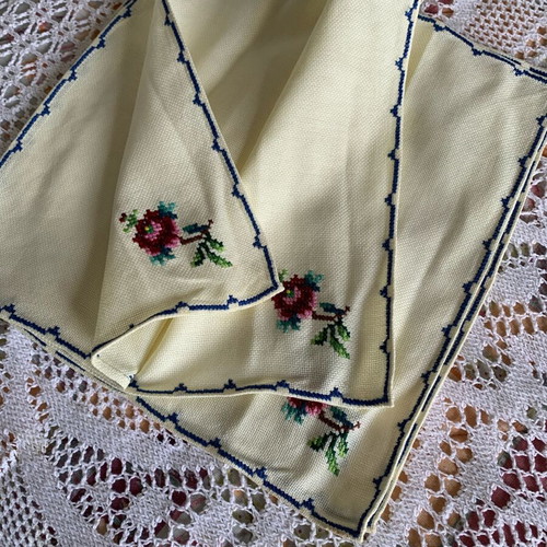 Tablecloth large embroidered vintage new with 4 napkins