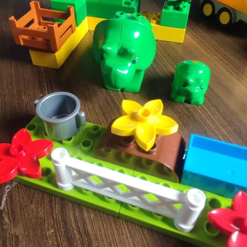 Lego Duplo Dinosaurs with Car and Trailer, like new, 30 pieces