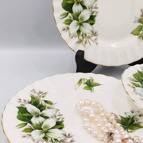 Royal Albert Trillium English cake plates like new, bone china set of 6