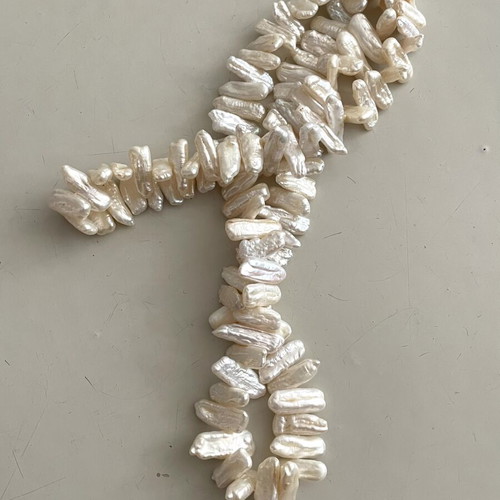 Vintage pearl necklace with elongated cultured white pearls like new