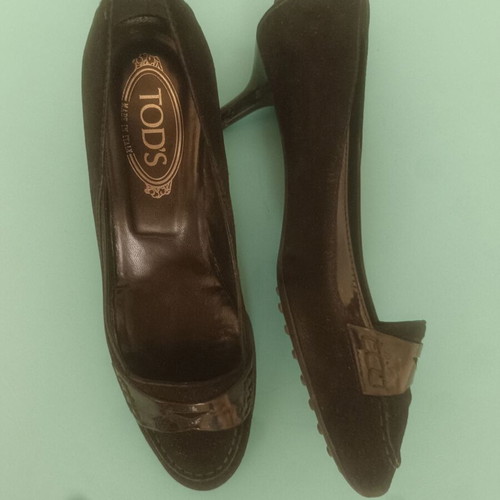 Tod's black suede pumps size 39 like new with low heel