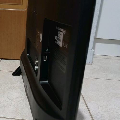 LG 24" TV used with broken left stand
