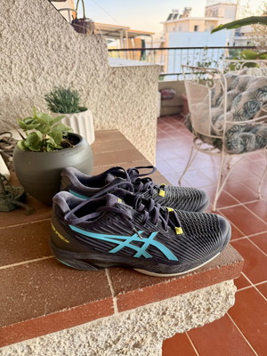 Asics Gel tennis shoes size 43.5, black and blue