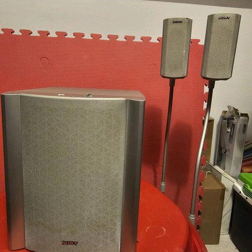Speakers like new with tear on the fabric