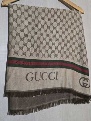 Gucci φουλάρι σαν καινούργιο, απαλό και ελαφρύ υλικό