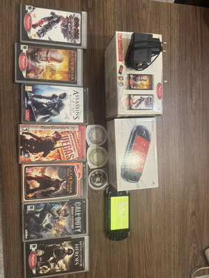 PSP-3004 PB Piano Black Slim & Lite console like new with games and accessories