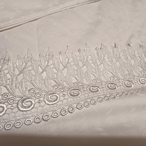 Wedding quilt like new, white, 3-piece Palamaiki set
