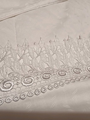Wedding quilt like new, white, 3-piece Palamaiki set