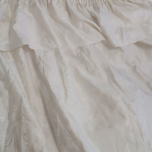 White curtain heavy quality 560 x 227 cm with pleats and embroidered design like new