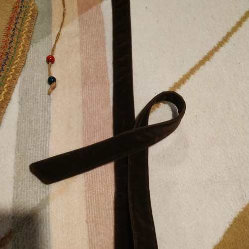 Set of four belts like new, elastic, velvet, and straw