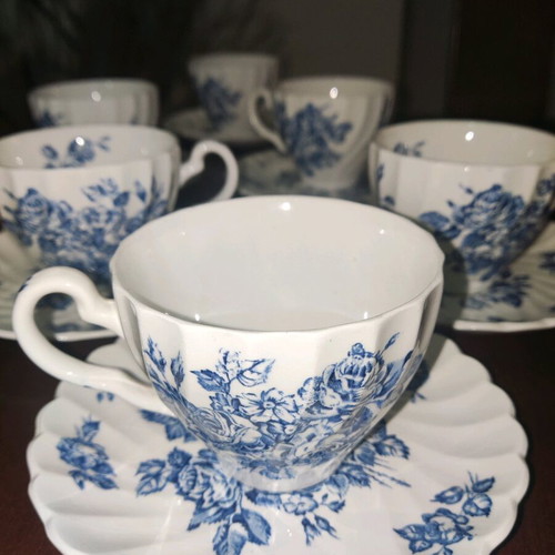 Johnson Bros Devon Sprays porcelain collectible set like new, 6 cups with saucers and 8 dessert plates