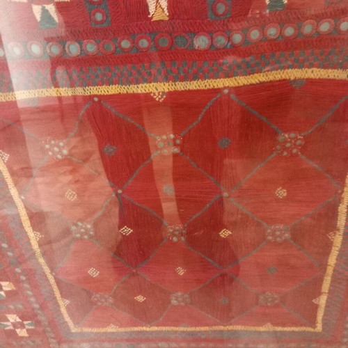 Handmade wall rug in frame like new, 91x91
