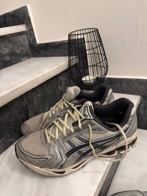 ASICS Gel Kayano 14 παπούτσια για τρέξιμο σε γκρι και λευκό, μέγεθος 46