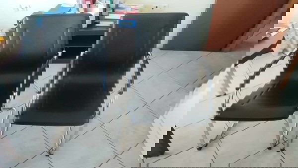 Πωλούνται μαζί 2 καρέκλες γραφείου από υψηλής ποιότητας μαύρο τεχνόδερμα (Θεσσαλονίκη)