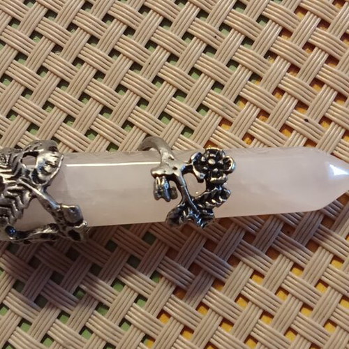 Pendant with rose quartz and romantic flower design like new