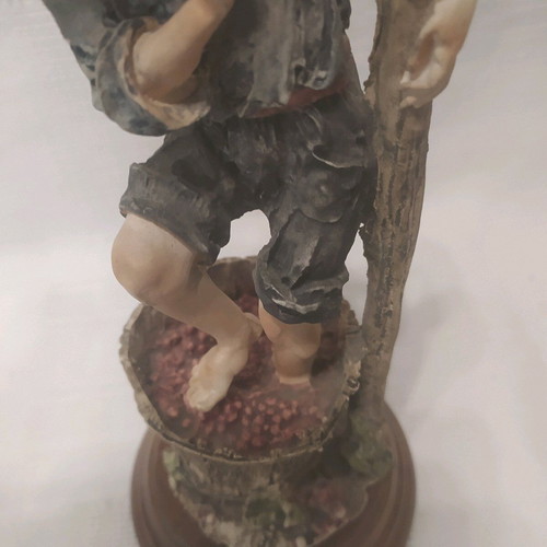 Decorative figures like new, Italian porcelain with wooden base