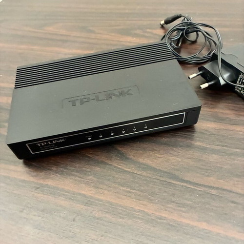 TP-LINK Gigabit Ethernet Switch TL-SG1005D used with 5 ports