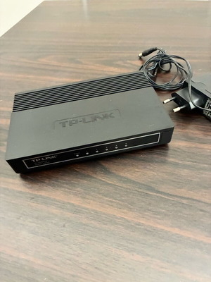 TP-LINK Gigabit Ethernet Switch TL-SG1005D used with 5 ports