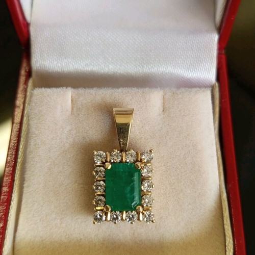 Women's 18k gold motif like new with emerald and 14 brilliants