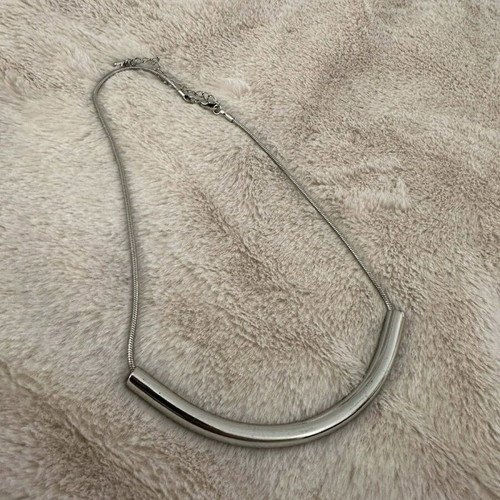 Minimal silver necklace like new with curved metal element