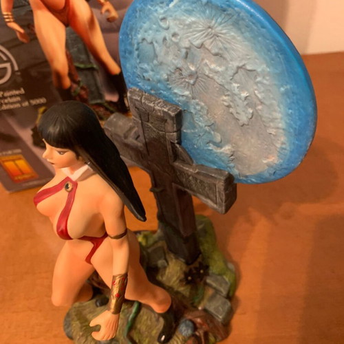 Vampirella statue new, limited edition 2001