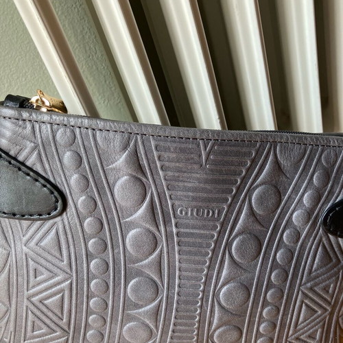 Giudi leather crossbody bag like new, grey with black details
