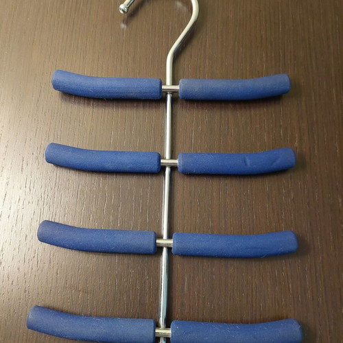 Metal tie hanger like new, blue