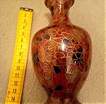  2 αυθεντικά (Cloisonne) Κλουαζονέ βάζα (15 εκατοστά) επισμαλτωμένα με πολύχρωμα σμάλτα και σχέδια με λουλούδια με τις ξύλινες βάσεις τους. Άριστη κατάσταση