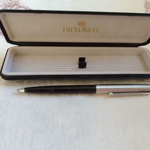Diplomat pen used with Saudi Arabia emblem and original case