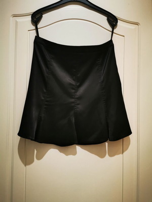 Online satin skirt short with low pleats like new, black
