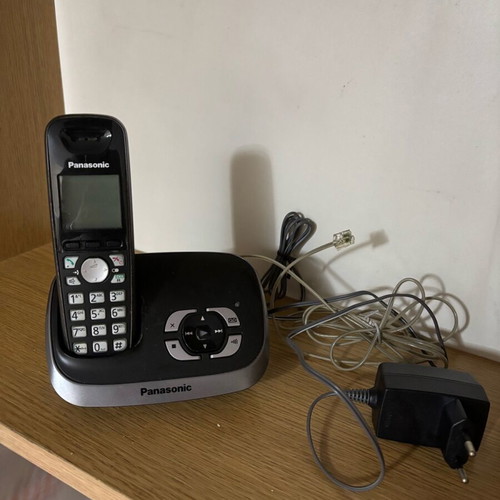 Panasonic cordless phone like new with speakerphone and multiple functions