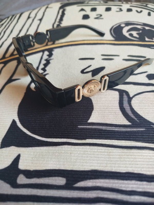 Unisex sunglasses like new, black frame and lenses