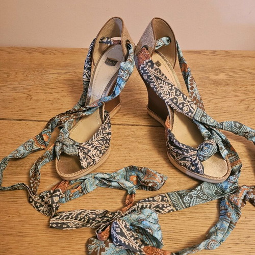 Shy sandals like new, size 40, multicolor leather tan heels
