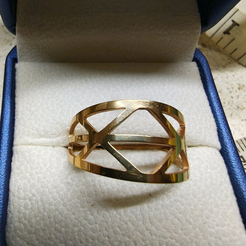 Gold-plated steel ring used with geometric shapes