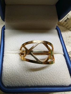 Gold-plated steel ring used with geometric shapes