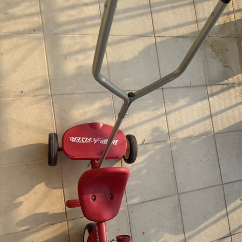 Children's tricycle bike with removable steering handle