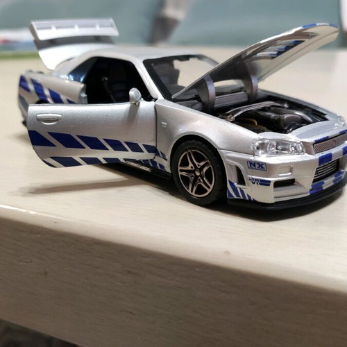 Nissan Skyline R34 1:32 toy car like new with lights and sounds