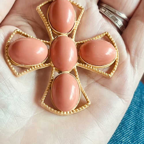 Gold-plated cross with coral paste like new