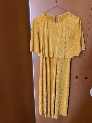 Yellow dress like new with beautiful fabric and fit