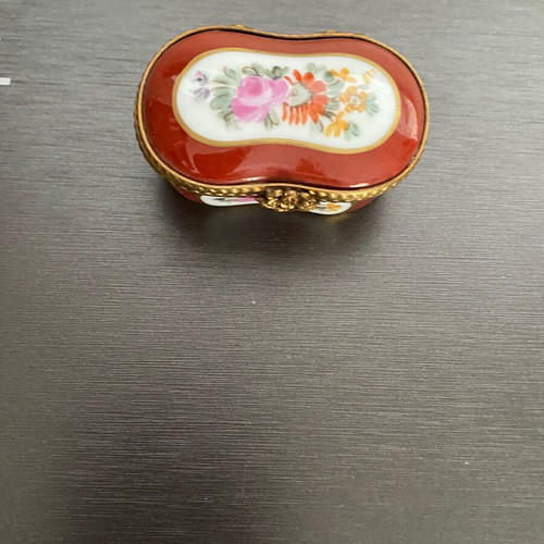 Limoges porcelain miniature box like new