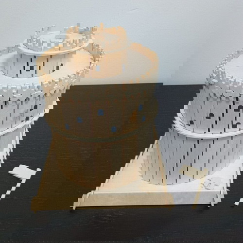 Декоративна конструкция Бялата кула употребявана, счупено знаме