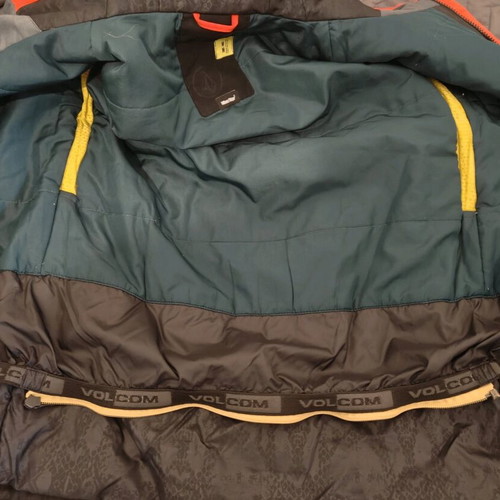 Volcom kids ski jacket used, waterproof, size medium