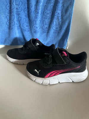Puma kids athletic shoes used, size 27, black-pink