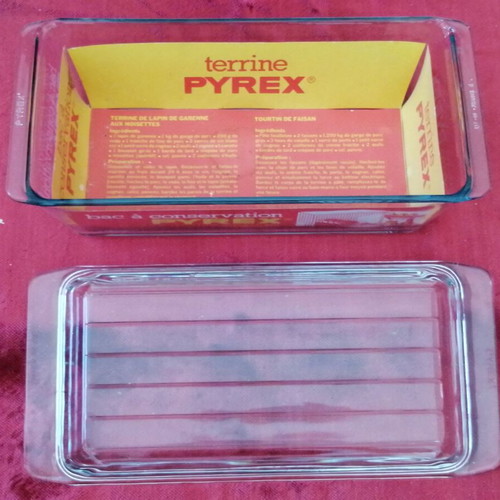 Pyrex cake pan with lid new