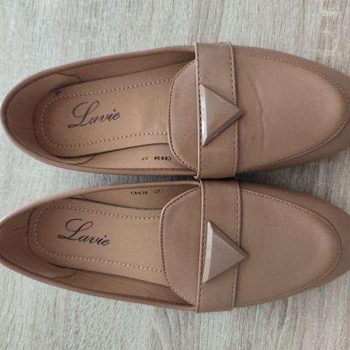 Lavie women's beige moccasins size 37 like new with triangular detail