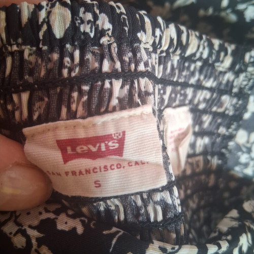 Levi's crop blouse with puff sleeves size S like new, floral black