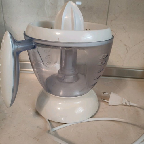 Life electric juicer CFJ-001 used with detachable 1.2-liter container