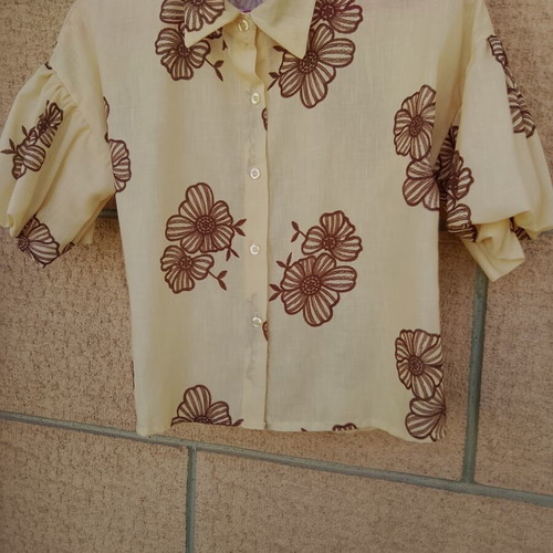 Giouli Boutique cropped linen shirt with puff sleeves, made in Italy